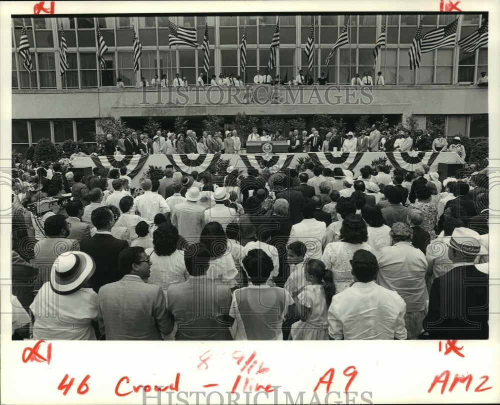 1986 Press Photo Crowd Gathers at Inauguration of Mayor Sidney Barthelemy - Historic Images