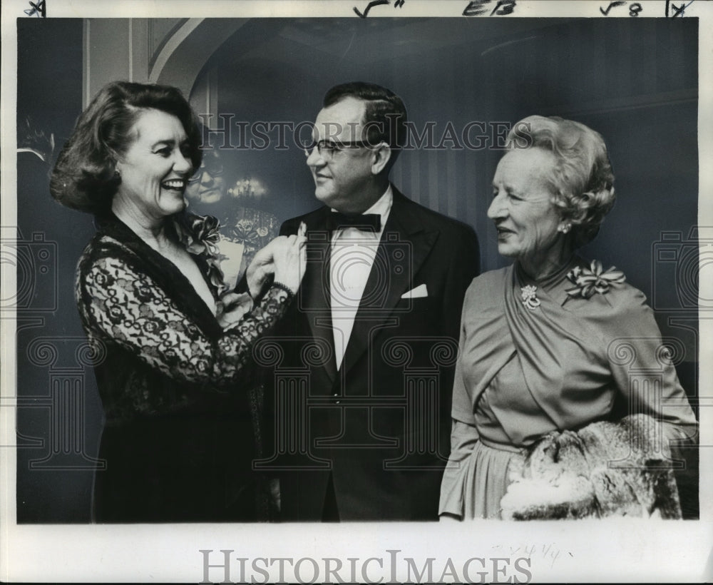 1975 Press Photo Attendees at Opera&#39;s Opening Night Party - Historic Images