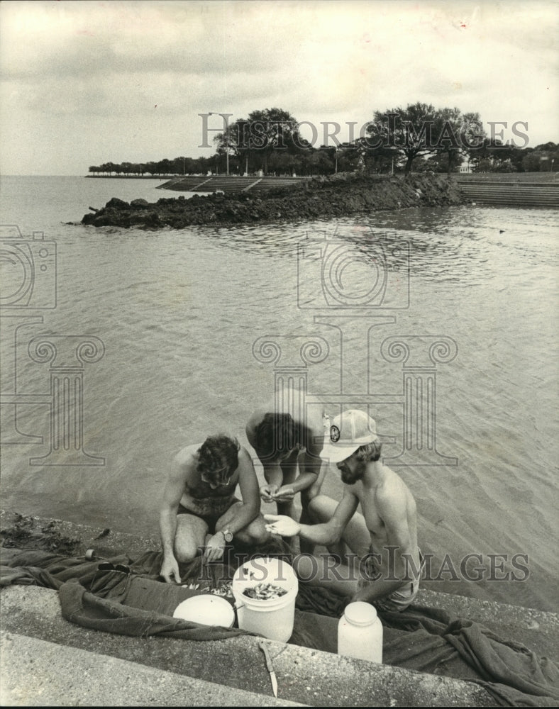 1981 Press Photo LSU Center for Wildlife Resources Staff Examine Specimens - Historic Images