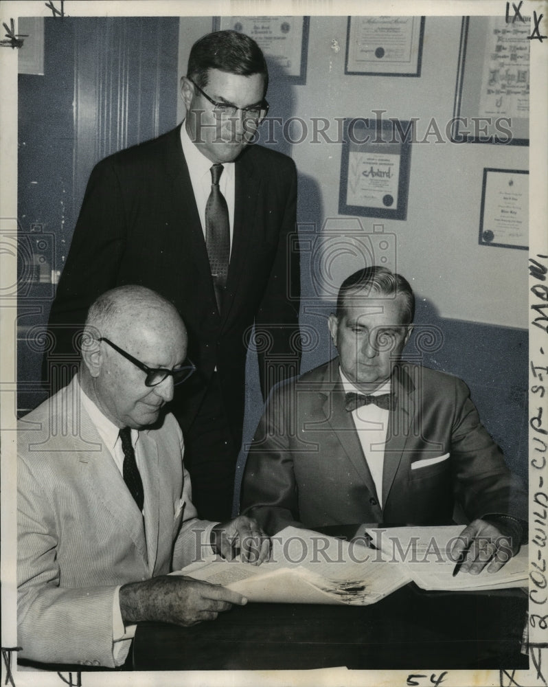 1968 Press Photo Times-Picayune Loving Cup Committee Members Plan Awards - Historic Images