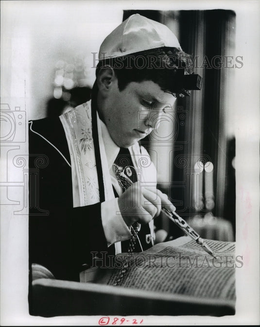 1972 Press Photo Peter Levick Displays Accouterments of Bar Mitzvah Ceremony - Historic Images