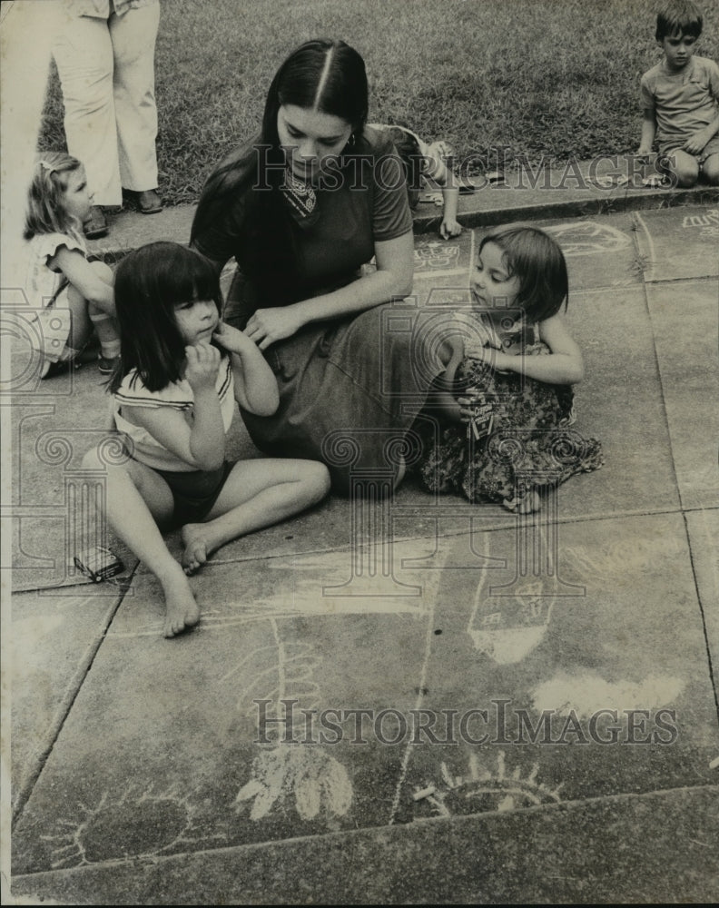 1975 Press Photo Robin Barker Advises Youngsters at Real Sidewalk Art Show - Historic Images