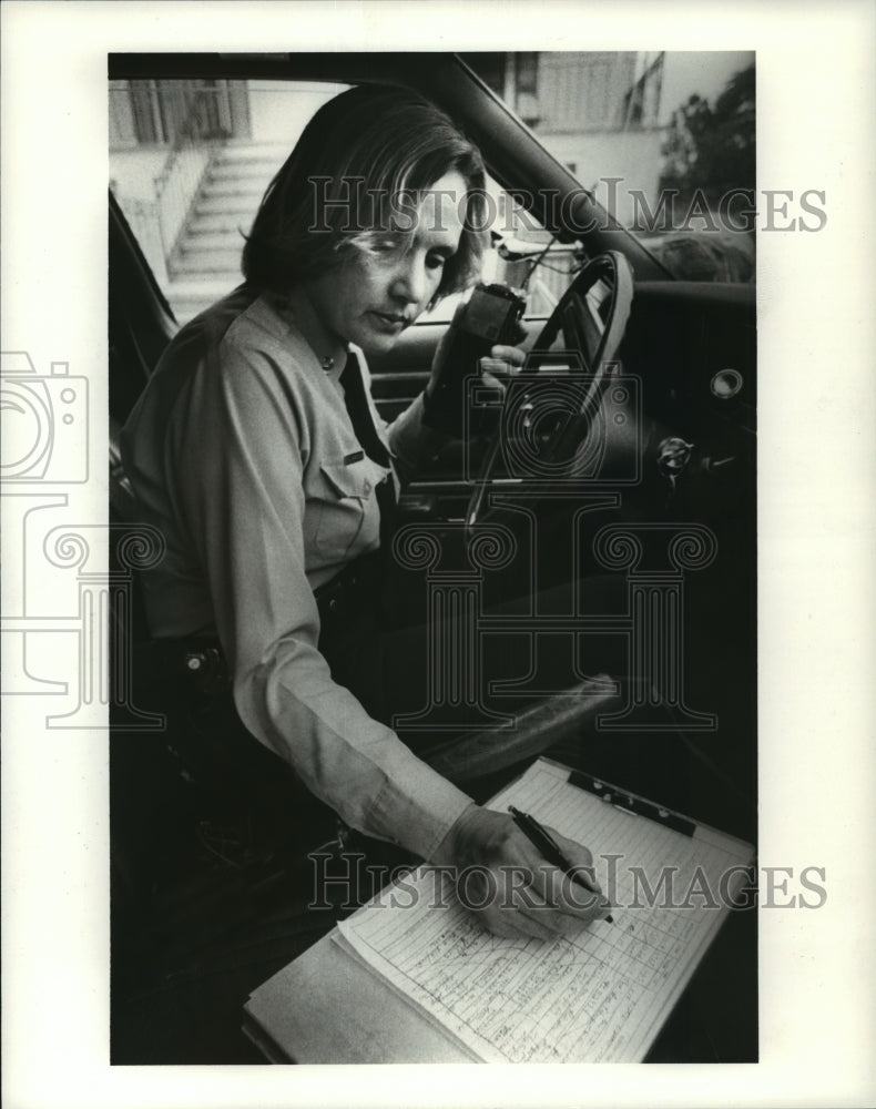 1979 Press Photo Police Officer Reid Fills Trip Sheet After Call on Radio - Historic Images