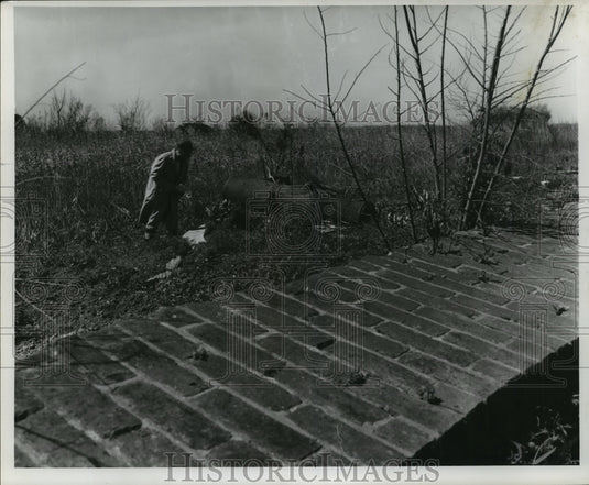1956 Press Photo Battery Bienvenue - Man Checks Date on Cannon Trunnion - Historic Images