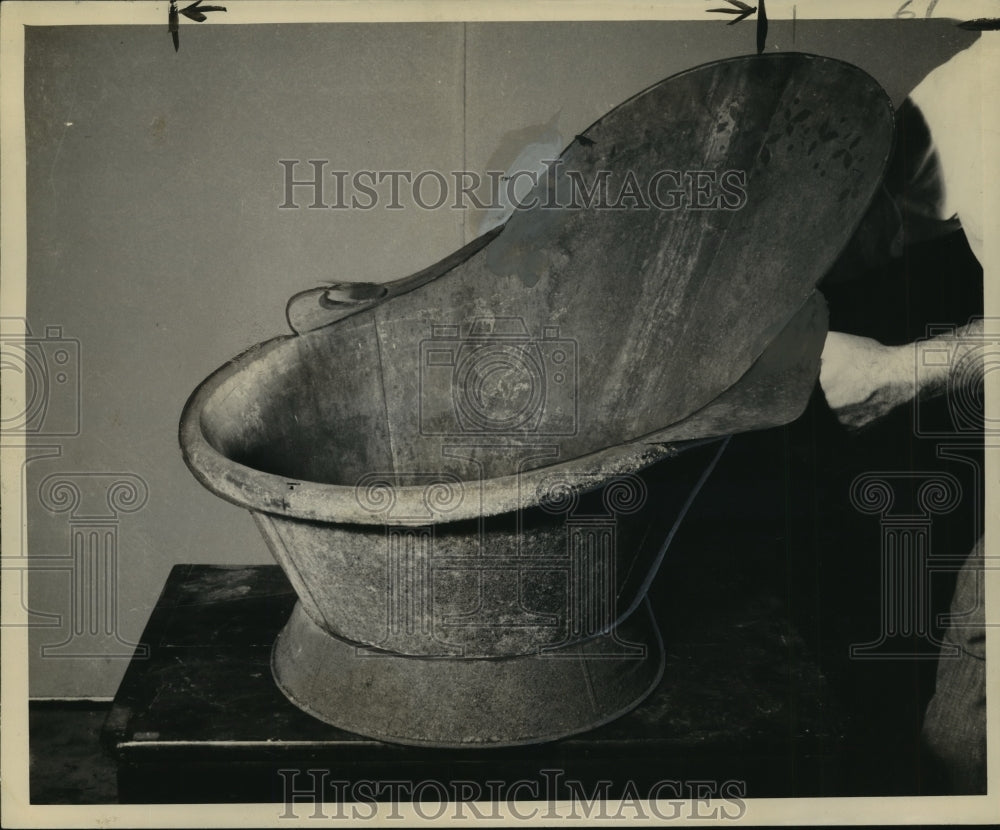 1949 Press Photo Antique Ben Franklin Tub with Soap Dish - noa29543- Historic Images