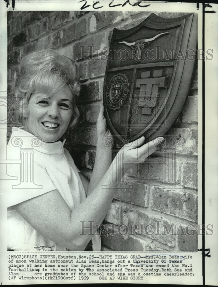 1969 Mrs. Alan Bean, wife of astronaut Alan Bean, hangs Texas plaque - Historic Images