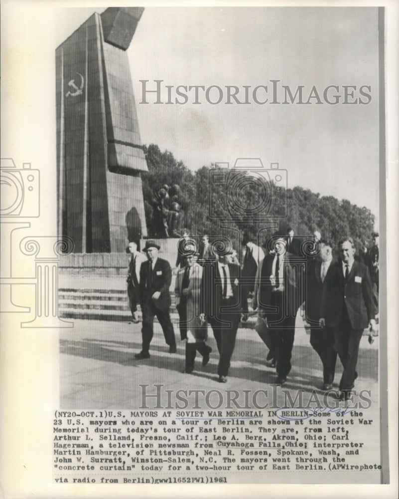 1961 Press Photo U.S. Mayors at Soviet War Memorial in Berlin - noa34749-Historic Images