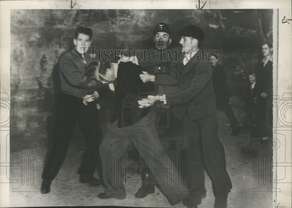 1949 Press Photo U.S. sector Berlin railroad workers beat up a strike-breaker- Historic Images