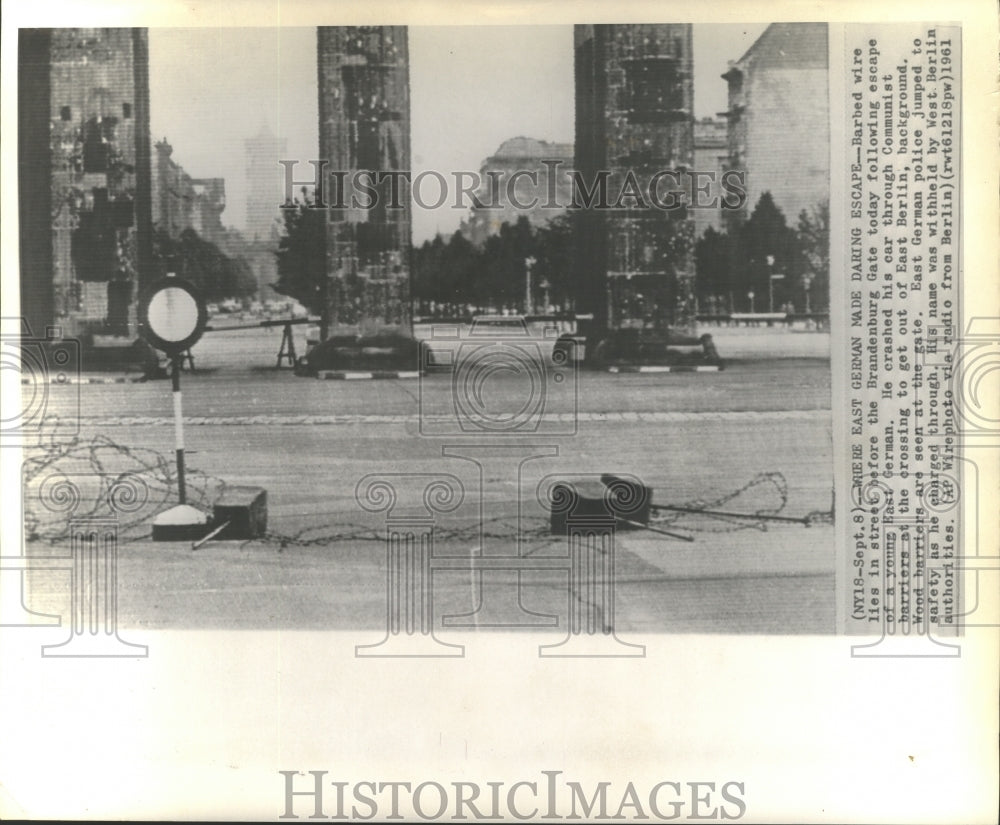 1961 Press Photo Wooden Barriers of Brandenburg Gate after East German escapes-Historic Images