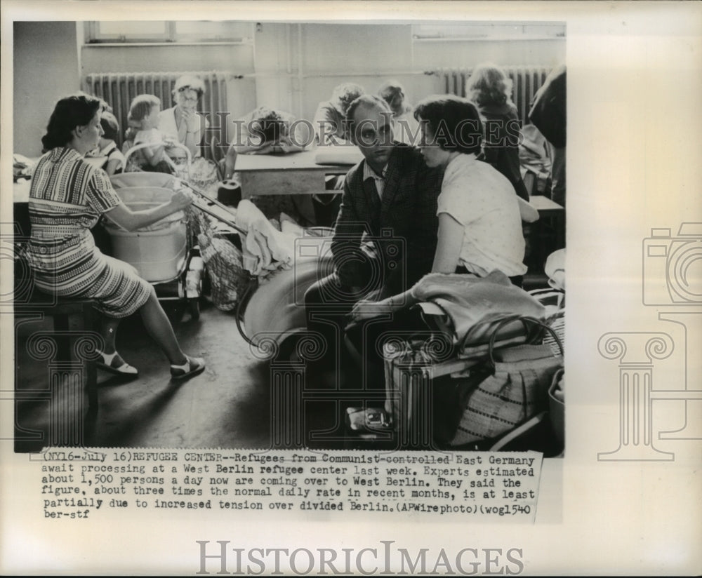 1961 Press Photo East German refugees wait processing at a West Berlin center-Historic Images