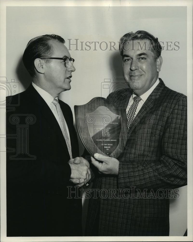 1961 Press Photo Mr. R. J. Bishop and R. J. Didier at Reading Seminar at College-Historic Images