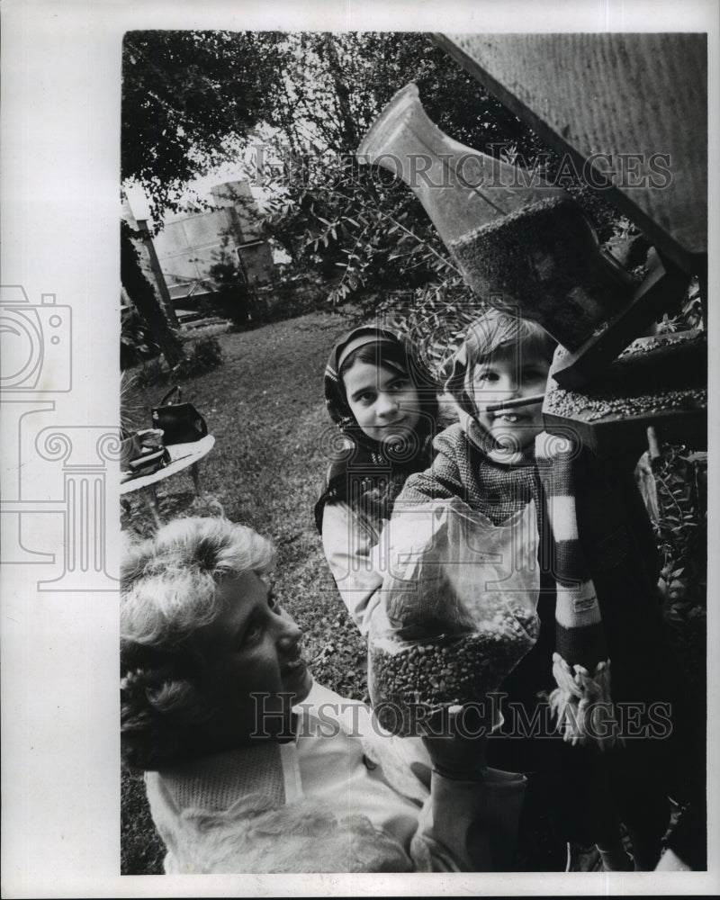 1964 Little Debs Garden Club members maintain bird sanctuary-Historic Images