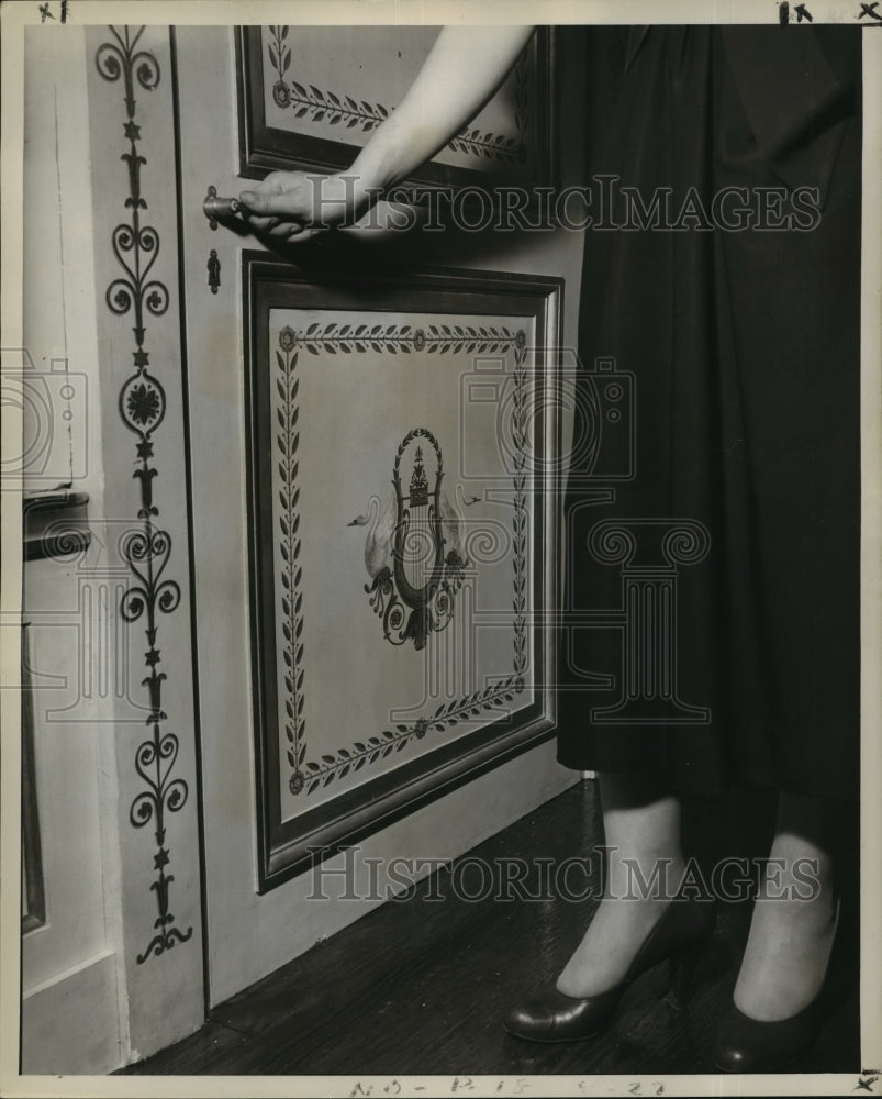 1952 Press Photo Cabildo panels of four doors hold swan and harp paintings- Historic Images