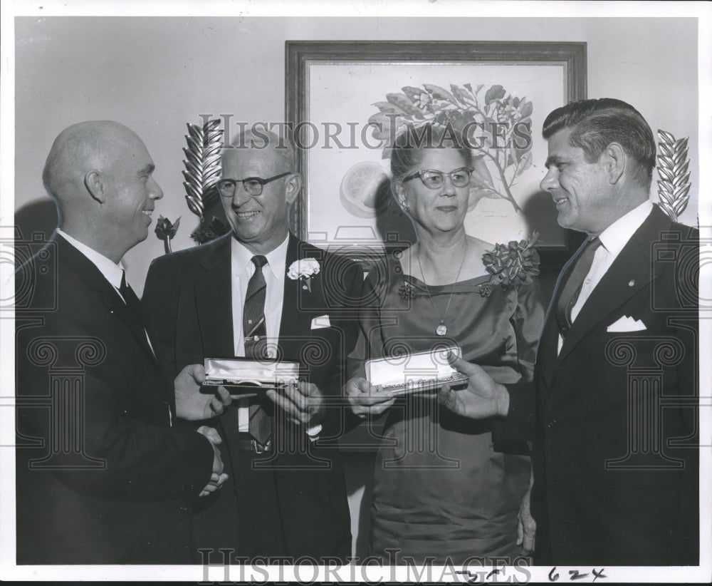 1967 Retiring employees of U.S. Postal Service honored during dinner - Historic Images