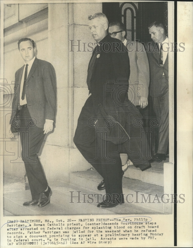 1967 Press Photo Reverend Philip Berrigan Leaving the Courthouse After Arrest - Historic Images