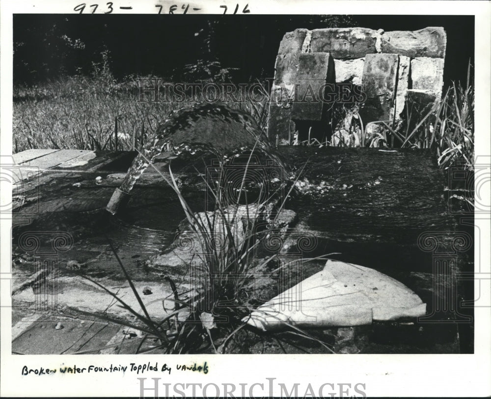 1981 Press Photo Bogue Falaya Park fountain, broken by vandals in Covington - Historic Images