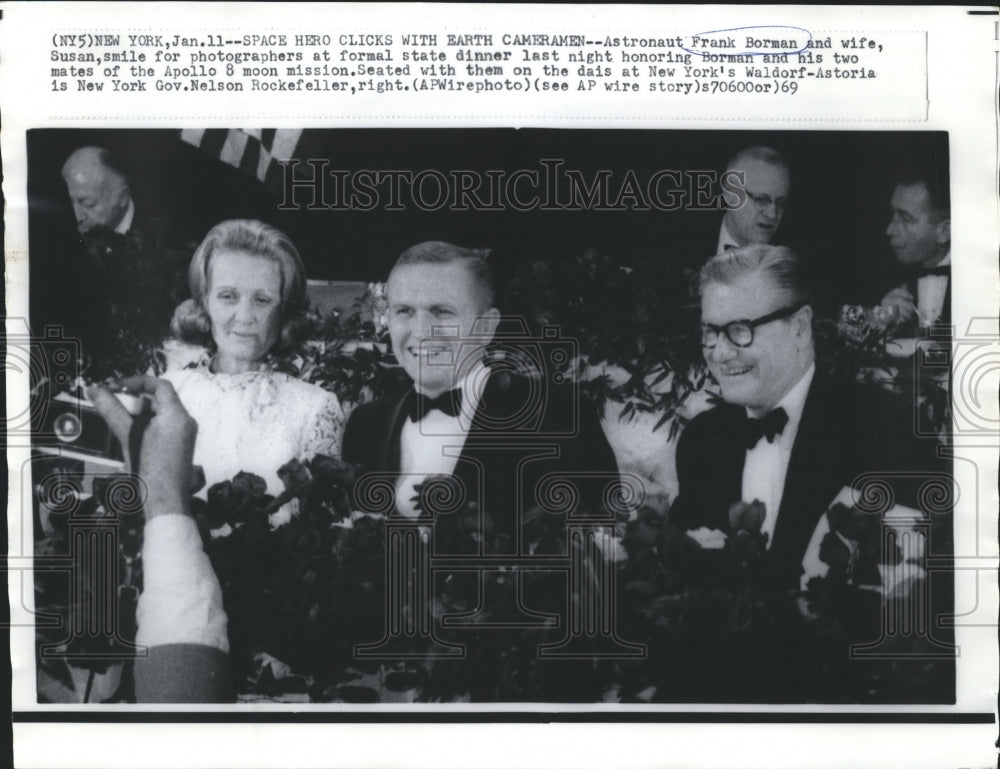 1969 Press Photo Col. Frank Borman &amp; wife sit with Gov. Rockefeller at dinner- Historic Images