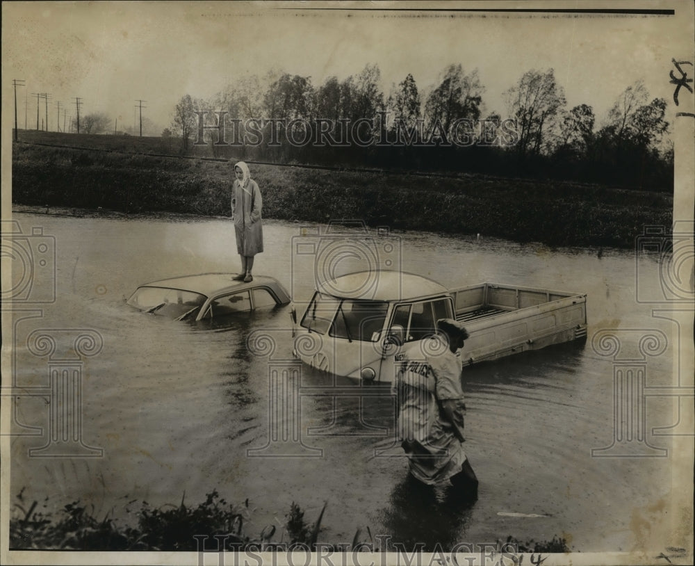 1964 Press Photo Mrs Frederick Bott awaiting rescue after car skidded into canal-Historic Images