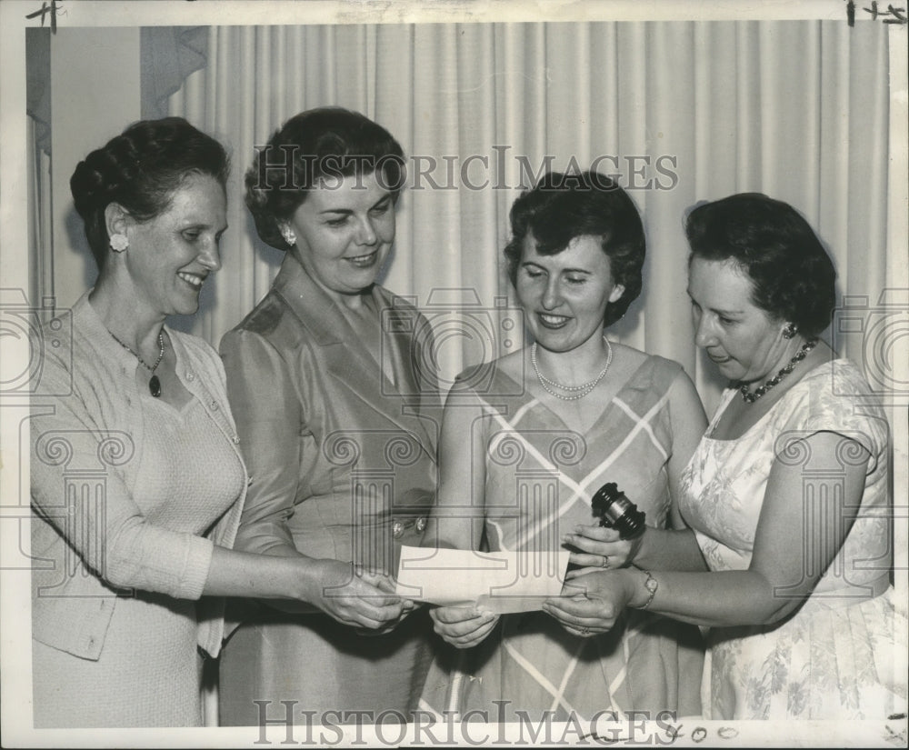 1961 Press Photo Lou Ann Boudreaux and New Orleans Industrial Nurses Association-Historic Images