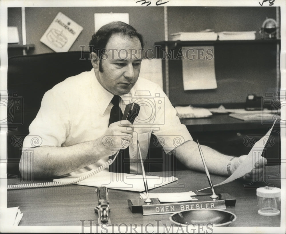 1975 Owen Bresler, resident manager of The Plaza in Lake Forest - Historic Images