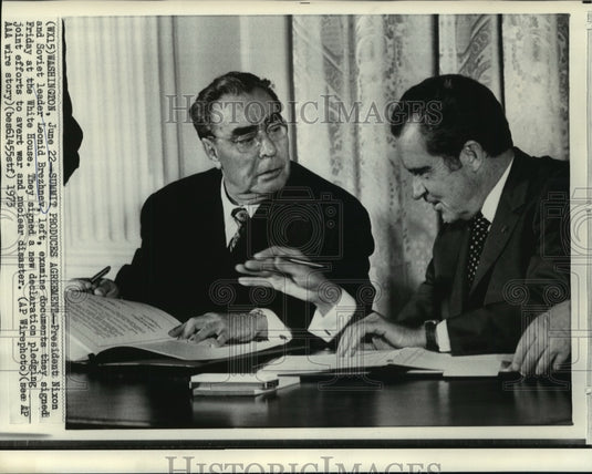 1973 Press Photo President Nixon, Soviet Leader Leonid Brezhnev sign Agreement - Historic Images