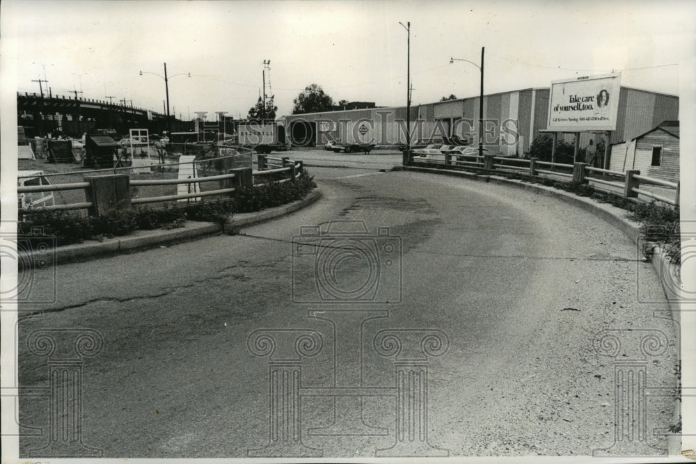 1974 Up ramp of the Broad street overpass needs a face lift - Historic Images