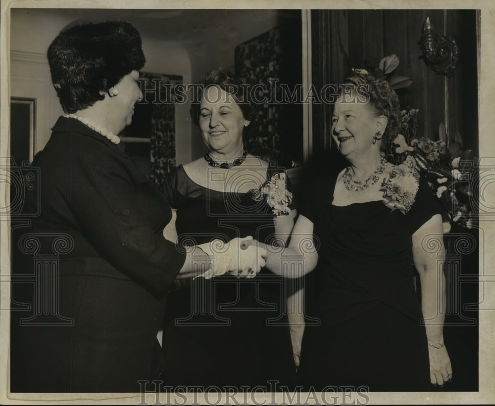 1960 Press Photo Mrs. Val Earhart, Mrs. C.C. Walther &amp; Mrs. Donovane Brown - Historic Images