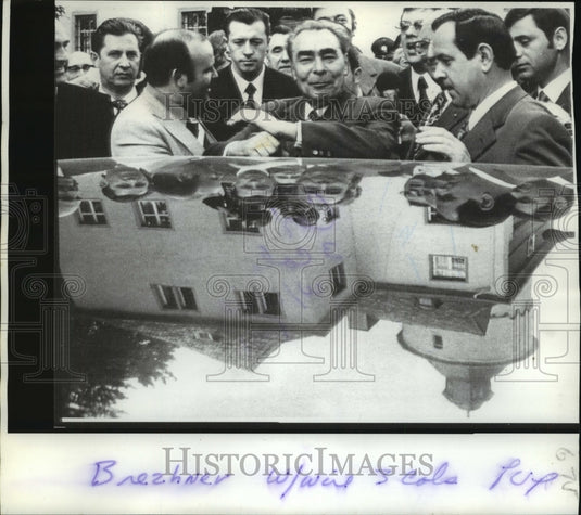 1973 Press Photo Soviet Party Chief Leonid Brezhnev in Front of Homburg Castle-Historic Images