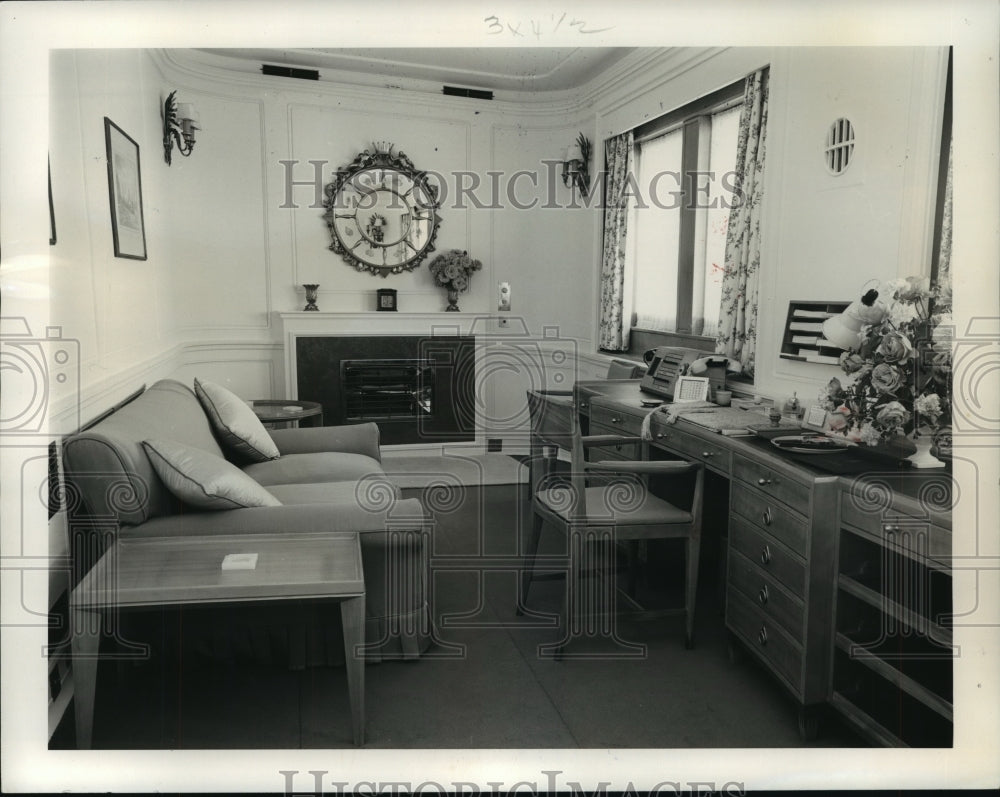 1975 Press Photo Queen&#39;s sitting room on Britannia Yacht-Historic Images