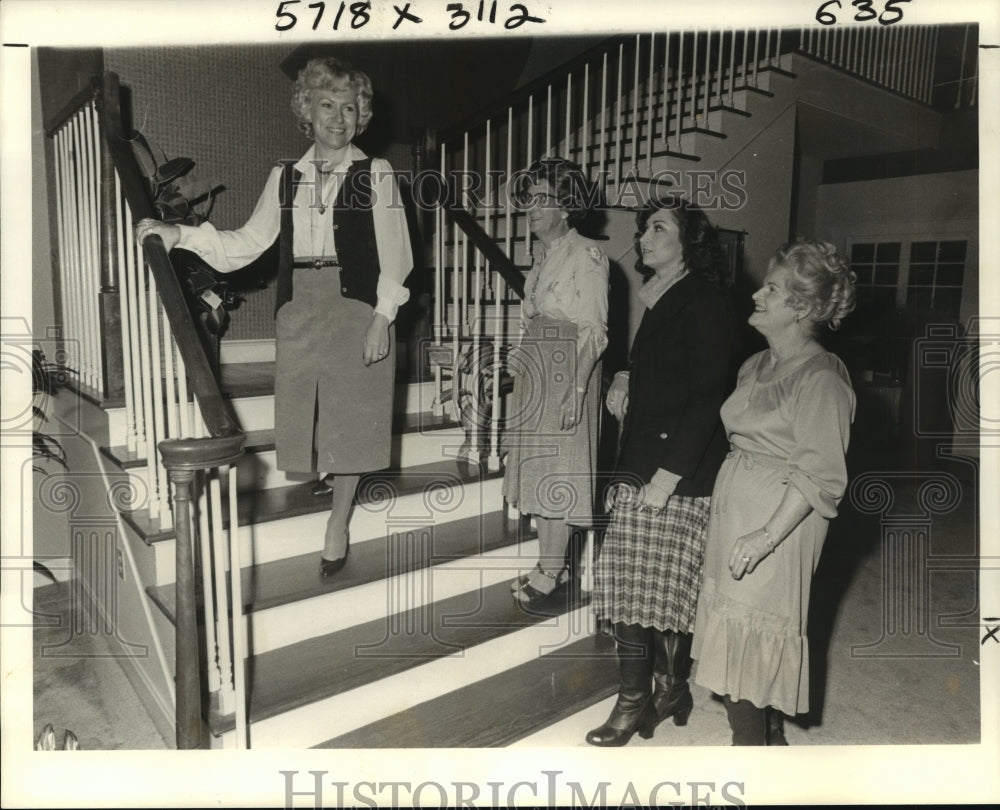 1980 Press Photo Ladies on stairs involved in New Orleans Garden Clubs&#39; benefit - Historic Images