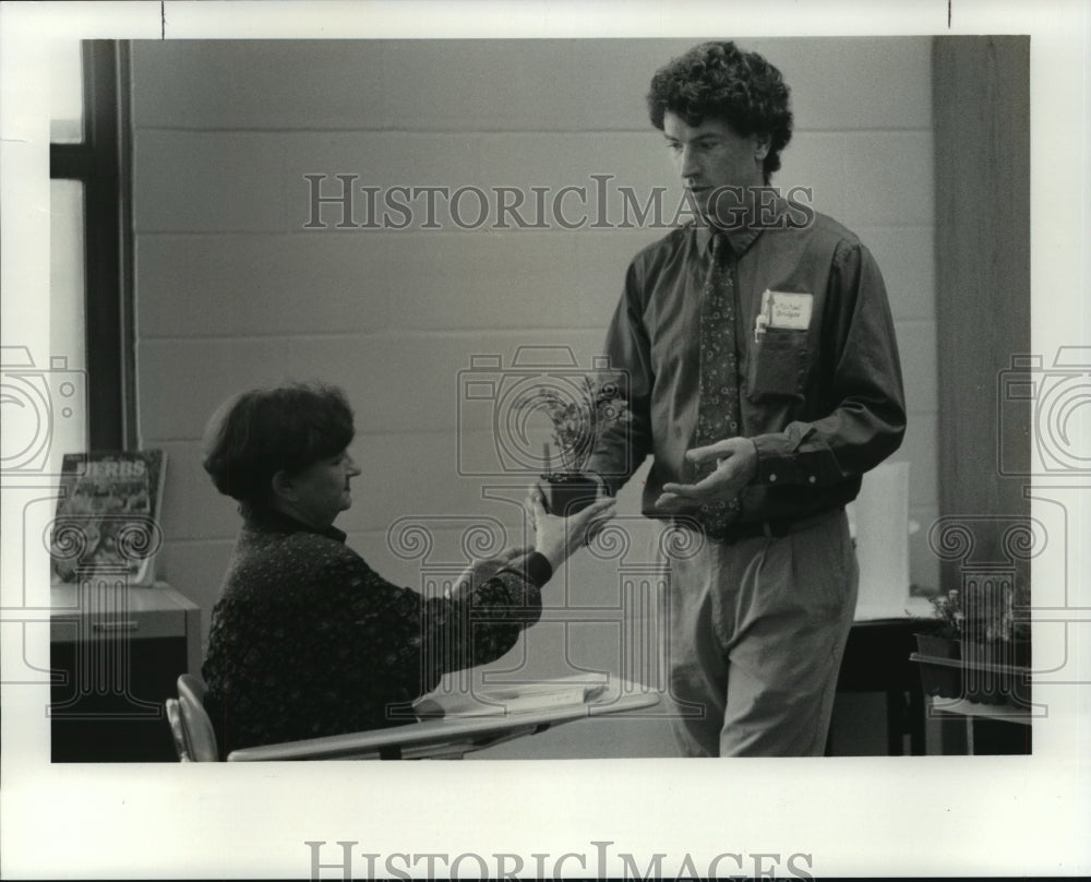 1990 Press Photo Horticulturist Michael Bridges With Participant Doreen Cole - Historic Images