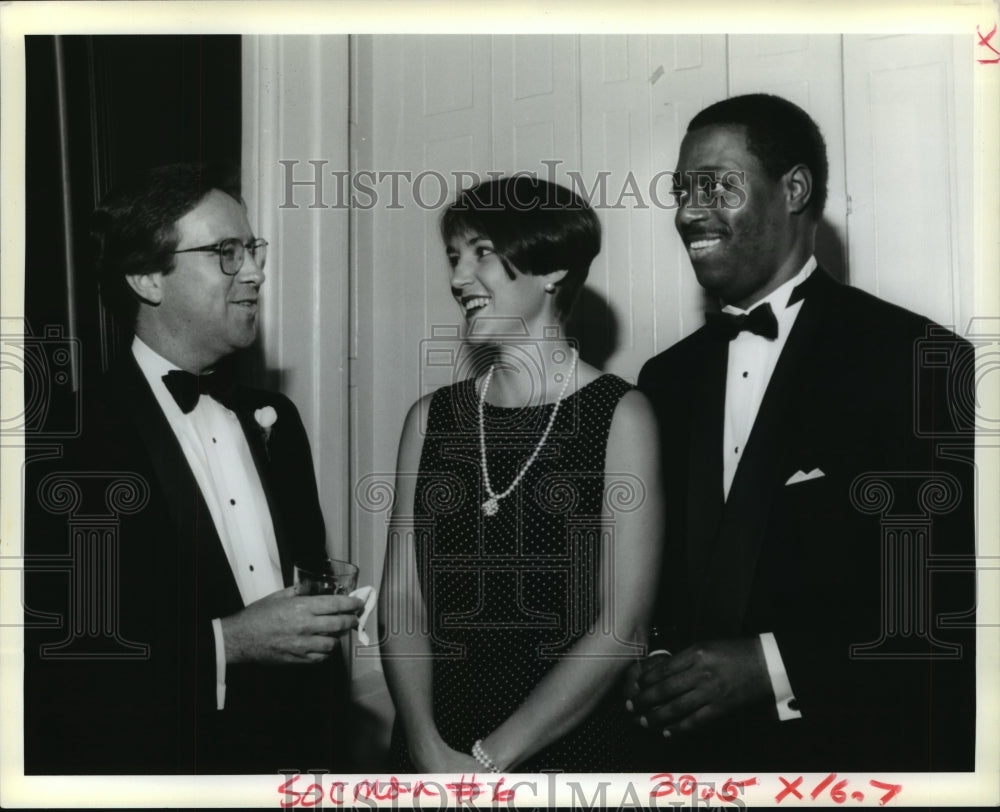 1994 Press Photo Tom Casey Talking to Patricia Weeks and Earl Bridges - Historic Images