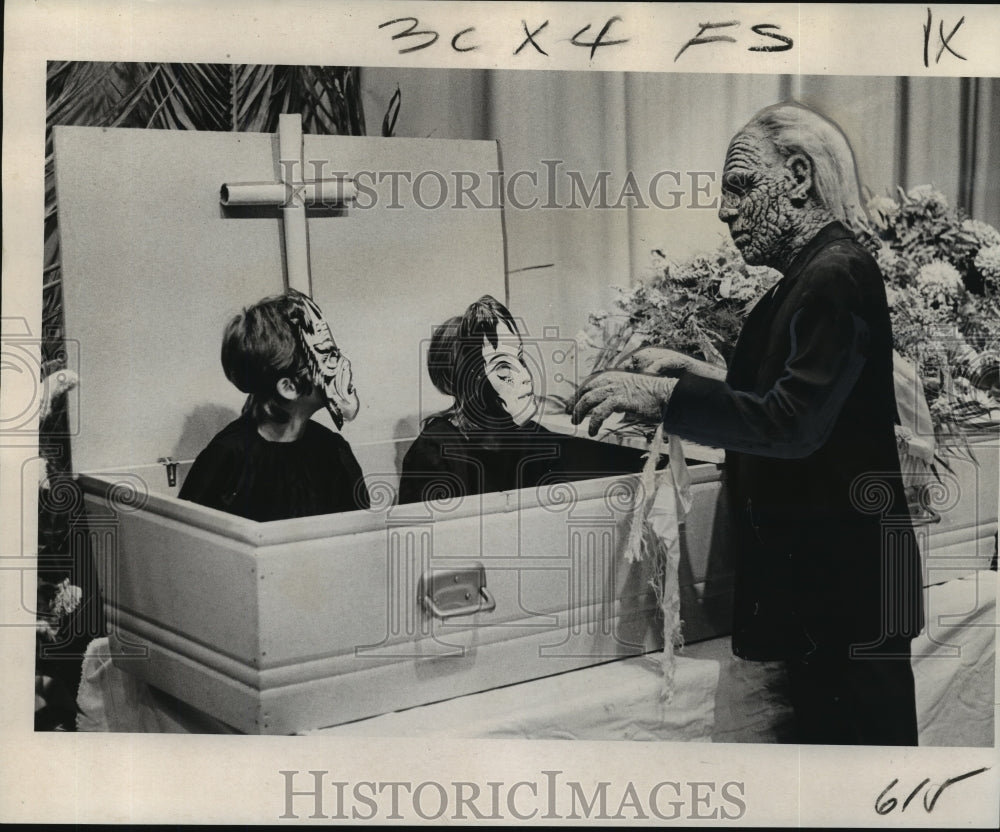 1974 Press Photo Goblins and Ghouls at the &quot;Spook Out&quot; at Brown Center-Historic Images