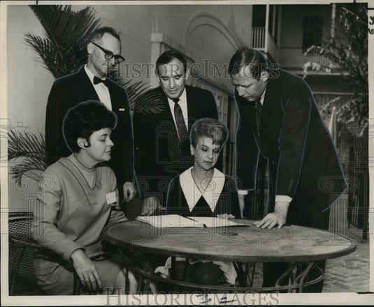 1968 Officials discuss drug addiction at Women's Auxiliary meeting-Historic Images