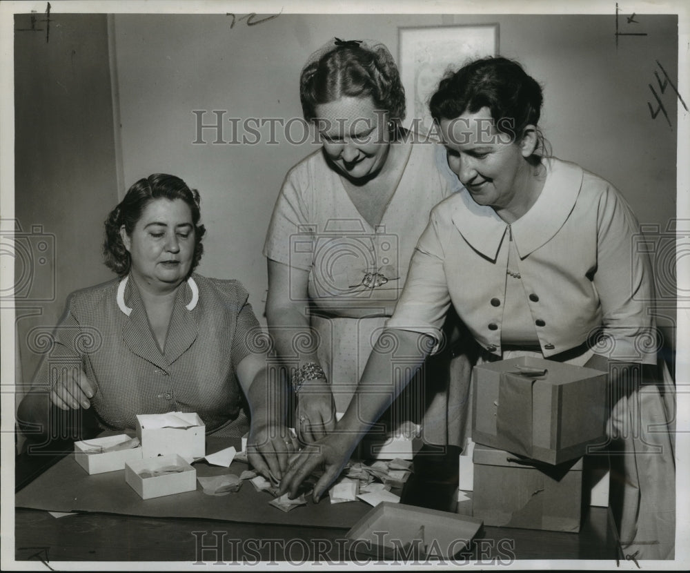 1960 Press Photo Mrs. Harold T. Buckley, Others arranging School Safety Awards - Historic Images