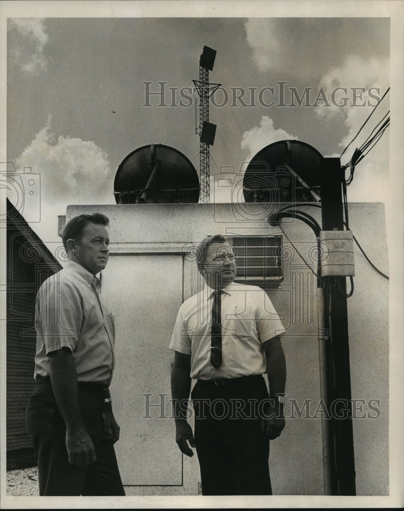 1969 Press Photo E.C. Bickham and W.R. Brown of ICRR Microwave System - Historic Images