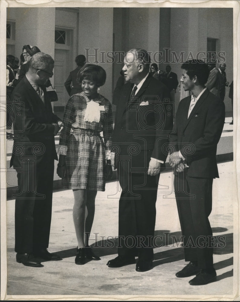 1970 Press Photo Dillard University officials conferring with their students - Historic Images