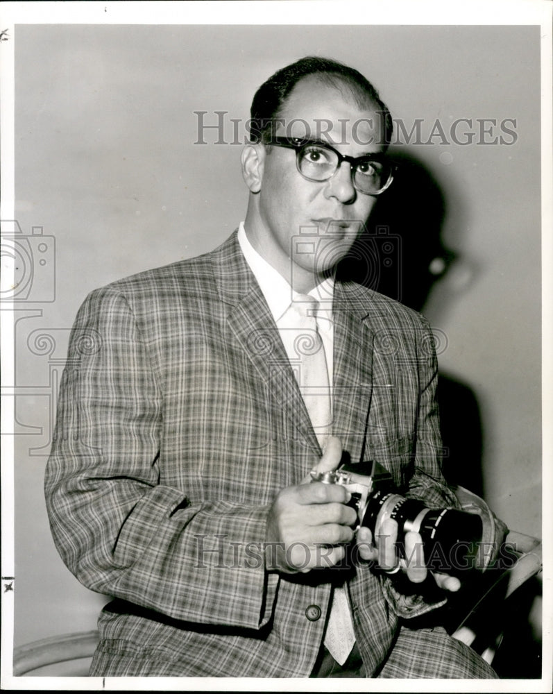 1961 Press Photo E. T. Colongne, theater owner, with his camera - Historic Images