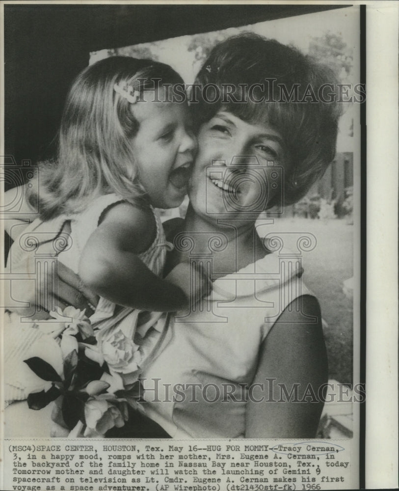 1966 Press Photo Mrs. Eugene Cernan &amp; daughter Tracy at their home in Nassau Bay - Historic Images