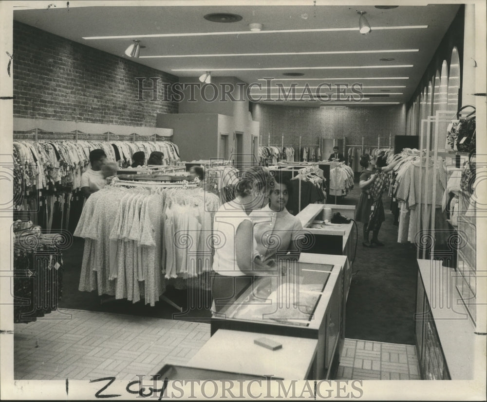 1969 Press Photo Catherine s Stout Shoppe specialize in large sizes