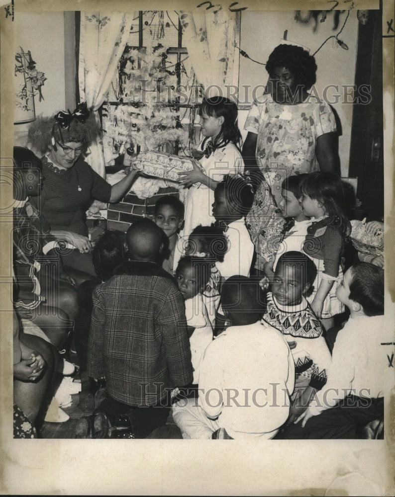 1969 Press Photo Children of Iberville Project enjoy their Christmas Party- Historic Images