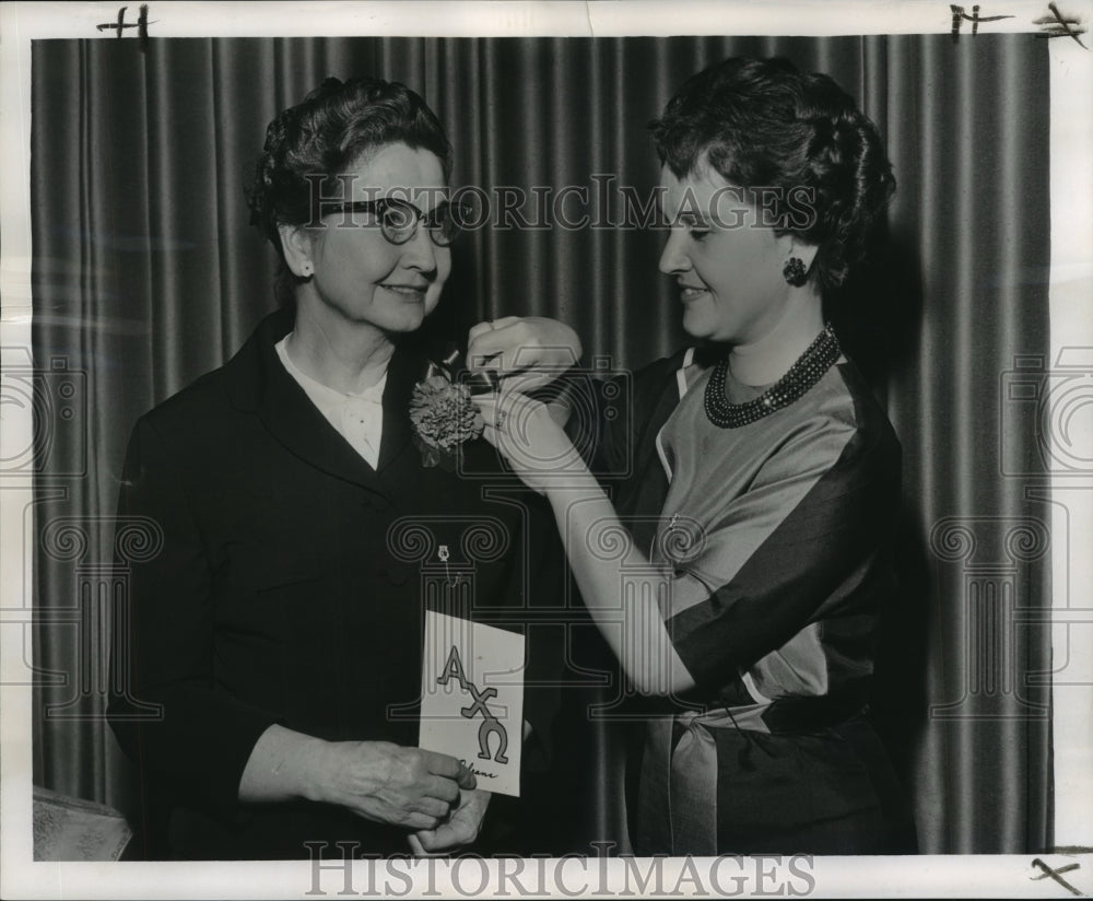 1961 Press Photo Mrs. Cassingham, Alpha Chi Omega, pins flower on Mrs. F. Faust - Historic Images