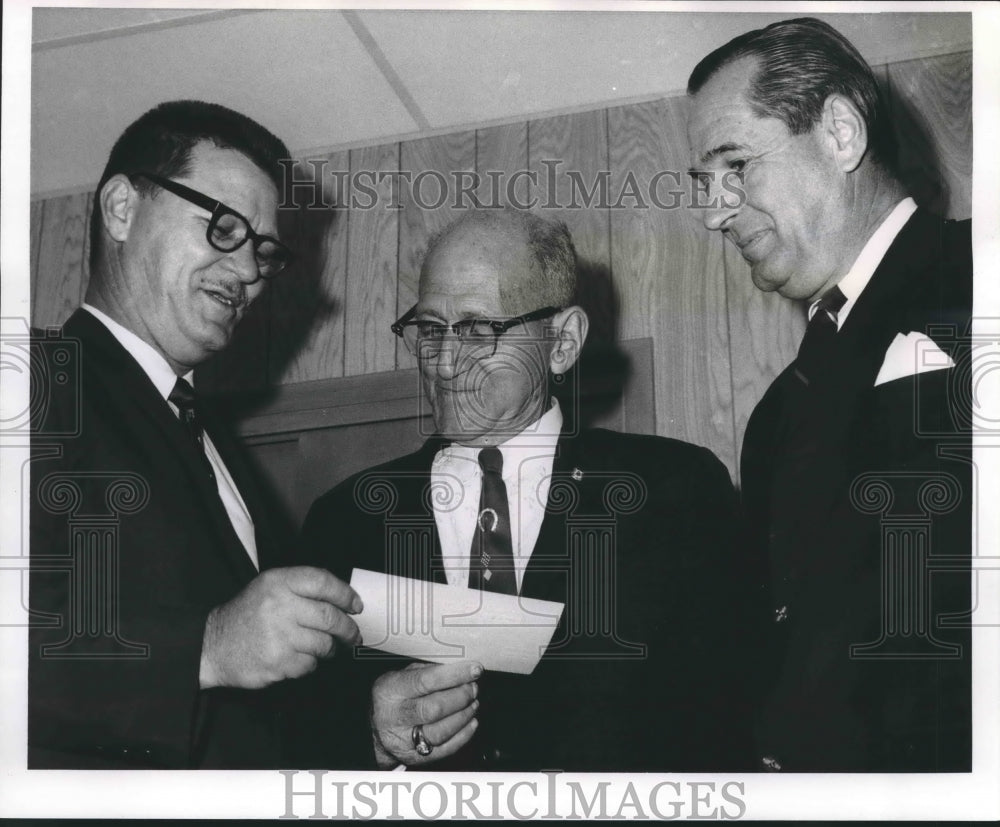 1960 Press Photo John W. Coignet and others discuss pensions. - noa62202-Historic Images