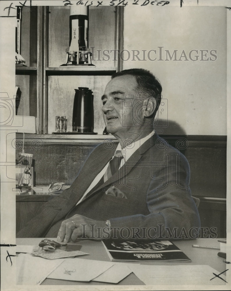 1969 Press Photo Dr. George Constan, retiring space pioneer at Michoud Facility-Historic Images