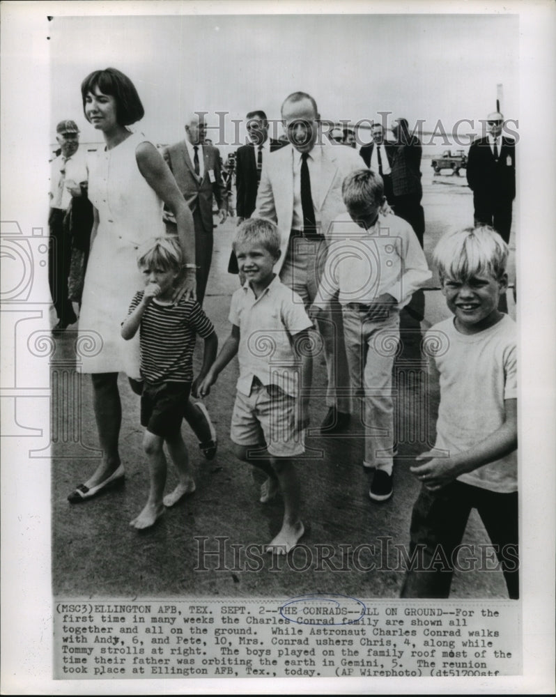 1960 Press Photo Astronaut Charles Conrad with his Entire family at Ellington-Historic Images