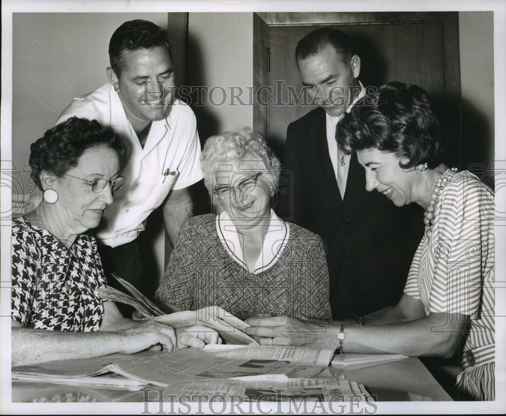 1962 Press Photo Discussion during workshop on &quot;Use of Newspapers in Classroom&quot;-Historic Images