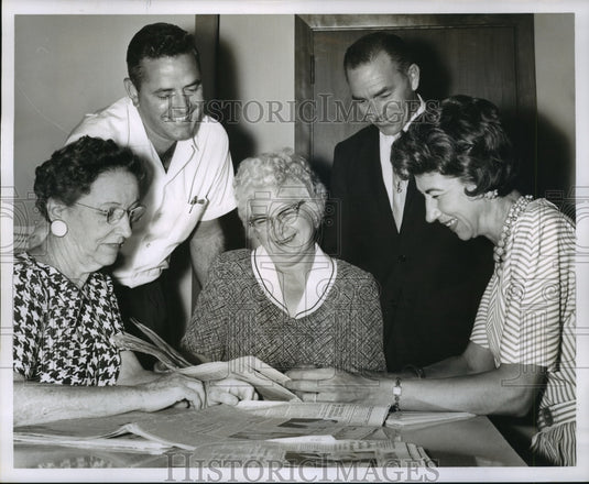 1962 Press Photo Discussion during workshop on "Use of Newspapers in Classroom"-Historic Images