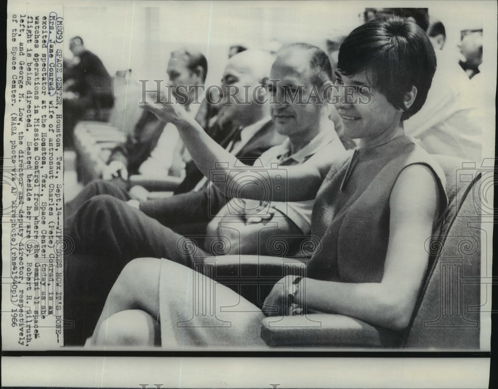 1966 Press Photo Jane Conrad, wife of astronaut Charles Conrad watches operation-Historic Images