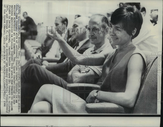 1966 Press Photo Jane Conrad, wife of astronaut Charles Conrad watches operation-Historic Images