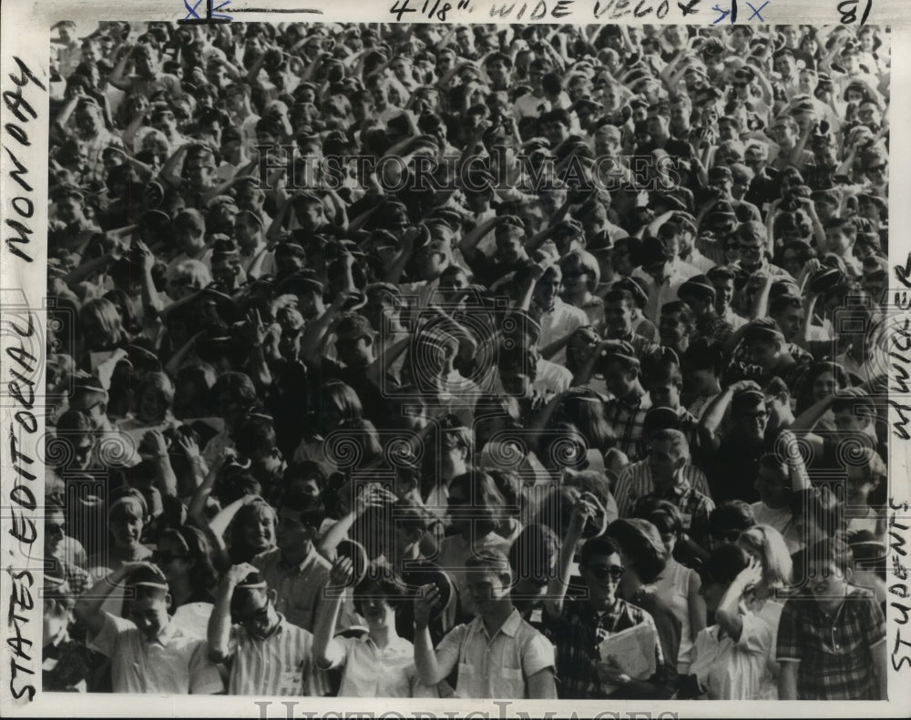 1965 Press Photo College students during record class at Kent State University-Historic Images